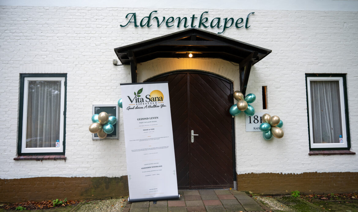 Avendkapel aan de buitenkant met een banner van Vita Sana en groen goude ballonnen.